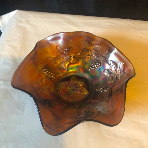 Carnival glass: outstanding grape & vine motif in mint condition; scalloped - Picture 4 of 10